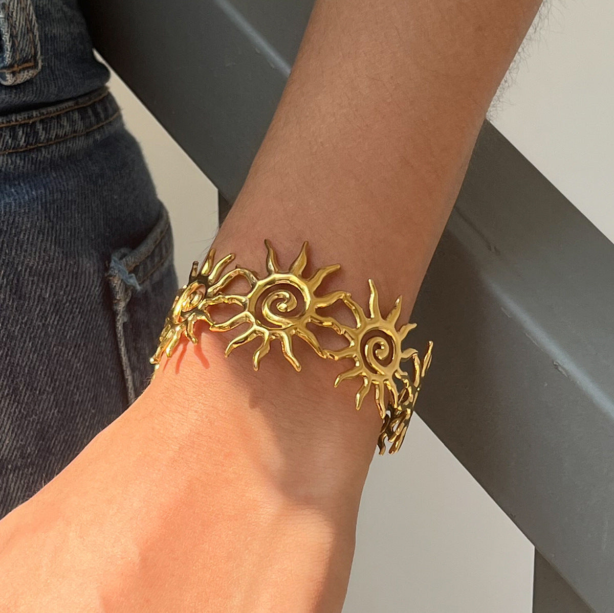 Nevaya – Bracelet charms dorés
