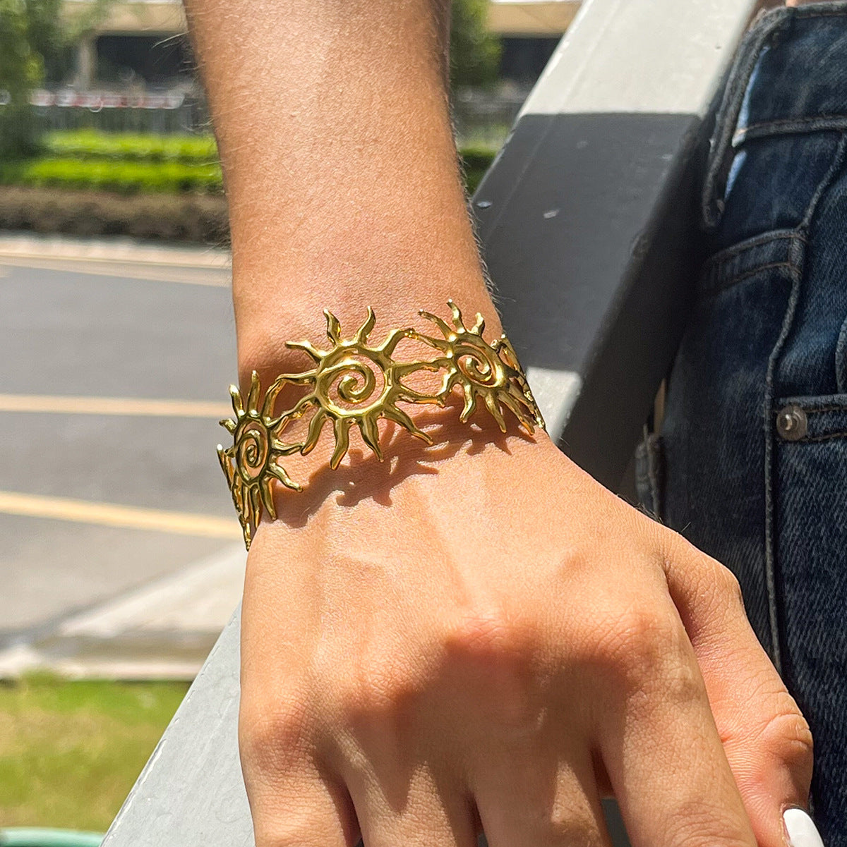 Nevaya – Bracelet charms dorés