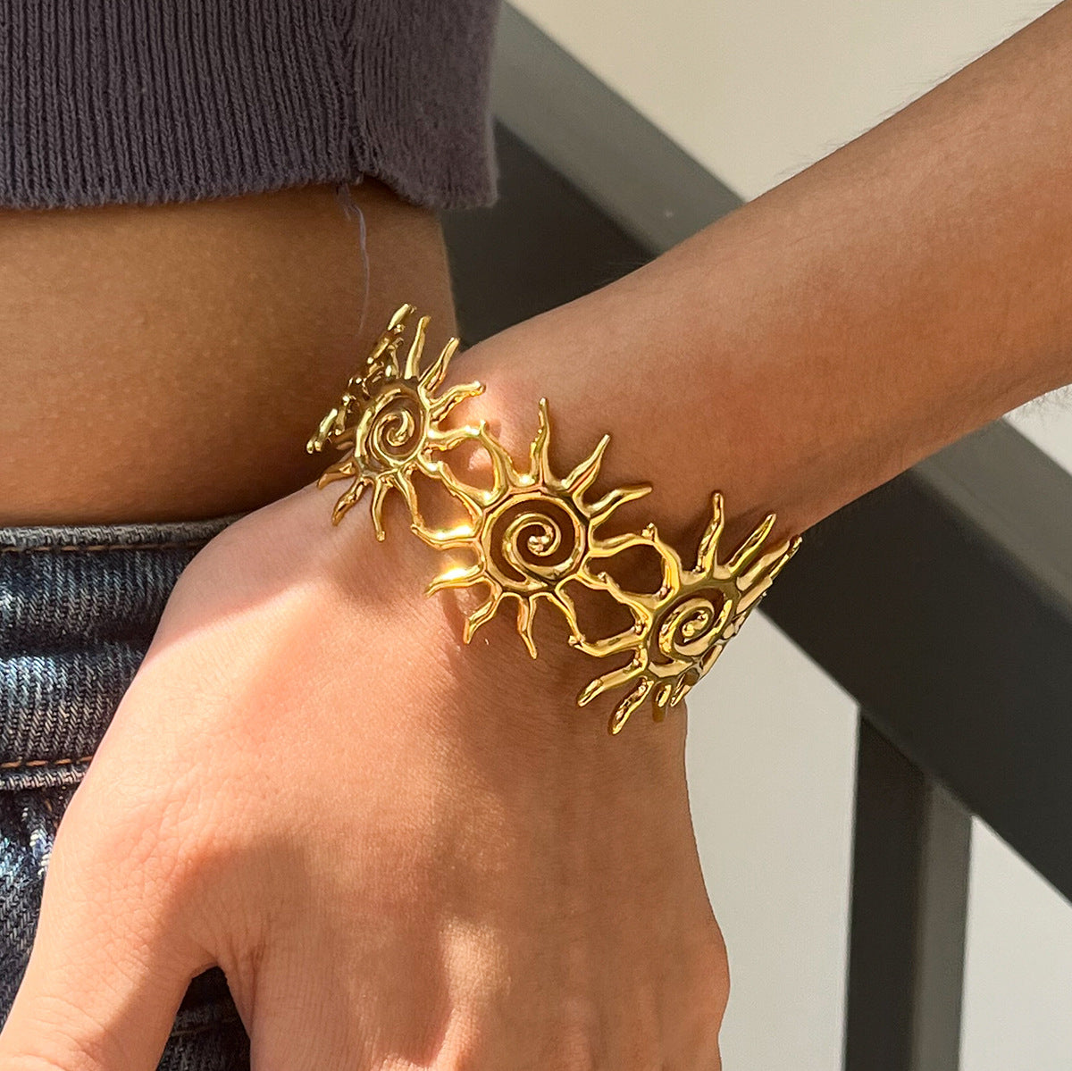 Nevaya – Bracelet charms dorés